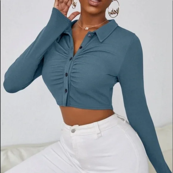 Solid Collared Buttoned Crop Top - Picture 3 of 6